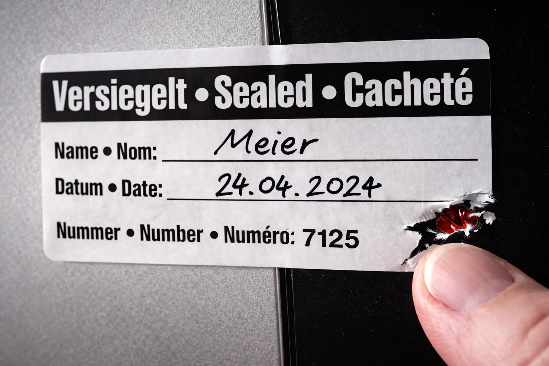 Sicherheits-Dokumentenfolie Versiegelt mit Name, Datum und Nummer wird aufgekratzt – Dokumentenfolie