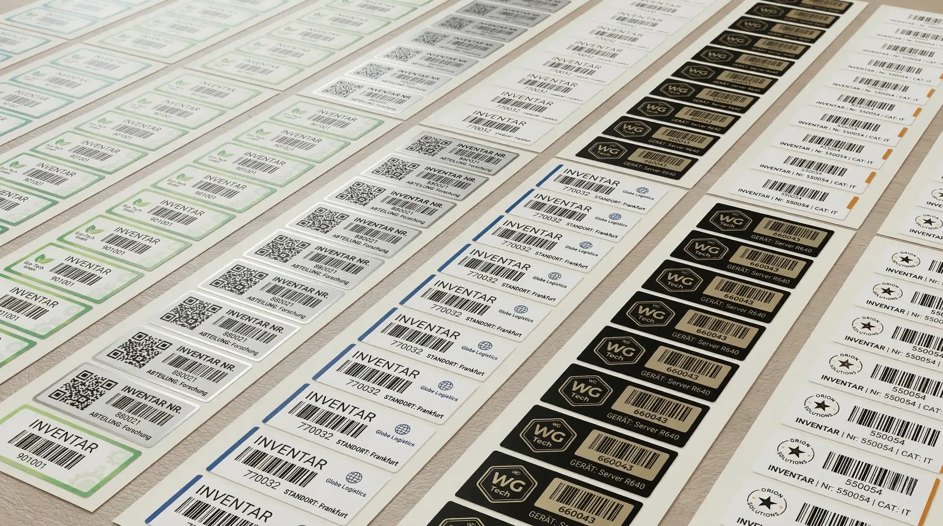 Mehrere Inventaretiketten-Bahnen mit QR-Code, Barcode und INVENTAR-Aufschrift in verschiedenen Layouts