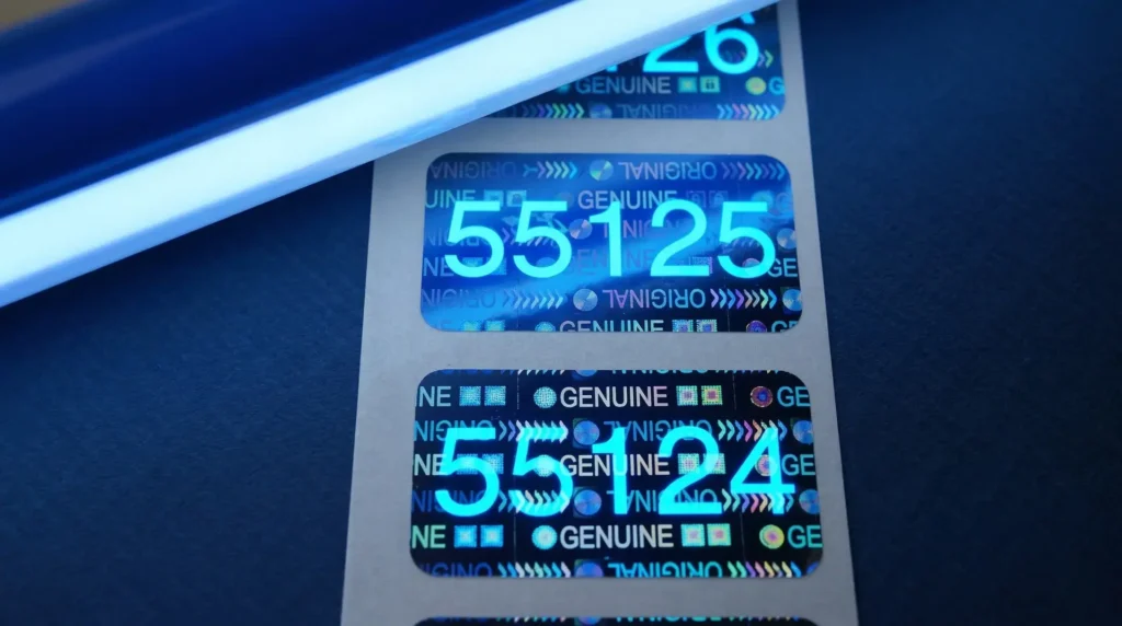Blaue Lumineszenz-Etiketten mit Seriennummer Genuine Original unter UV-Licht