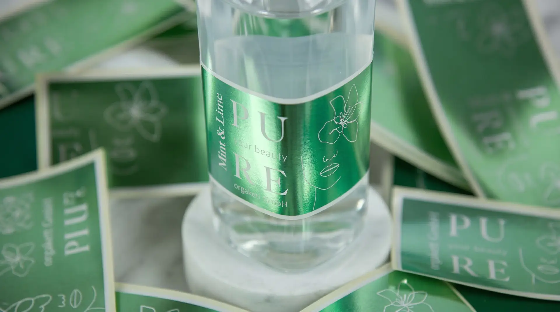 Glasflasche mit grünem metallisierten Etikett PURE Mint & Lime – metallisierte Etiketten Kosmetik