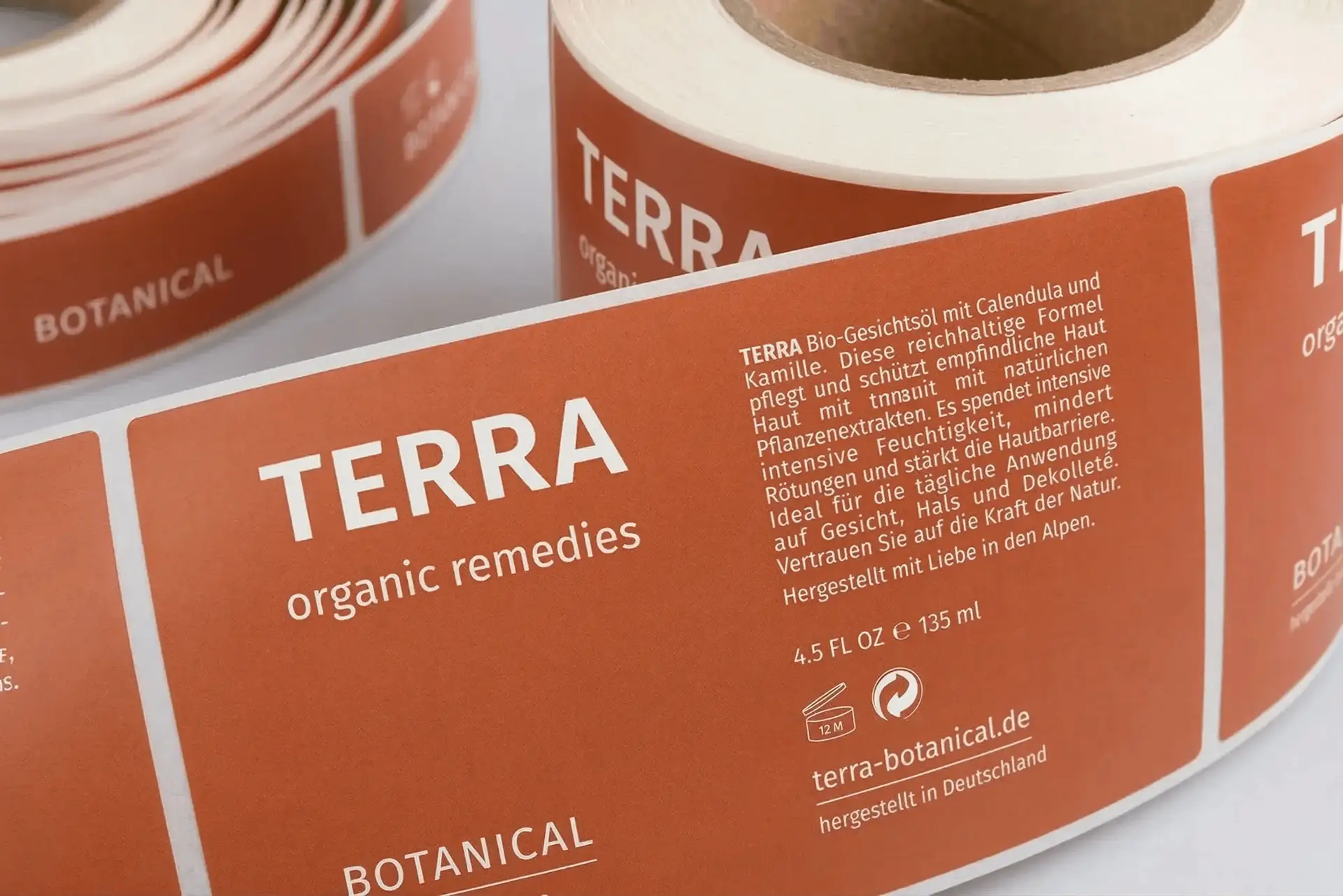 Etikettenrolle mit orangenem Terra Organic Remedies Botanical-Etikett – PE-Etiketten für Naturkosmetik