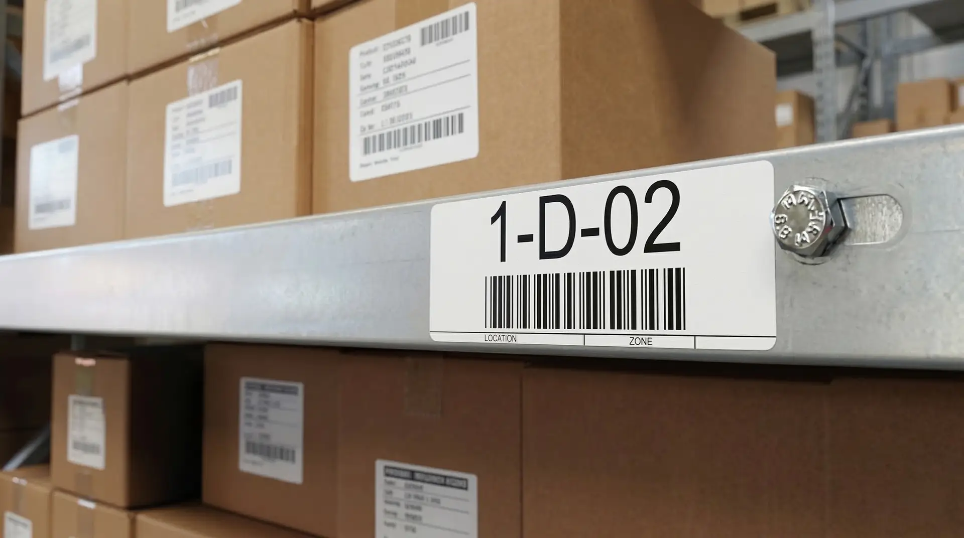 Weißes Regaletikett 1-D-02 mit Barcode an Metallregalträger – Regaletiketten Lagerkennzeichnung